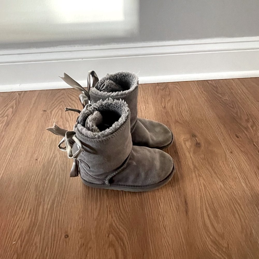 Girls gray uggs